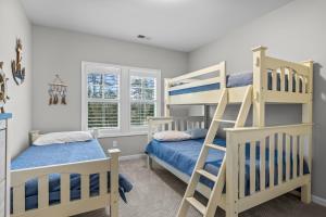 Un dormitorio con dos literas y dos ventanas. en Southern Glow, en Beaufort 46 fotos más