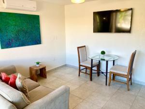 KoolbaaiLuxurious 1 bedroom Apt with pool in Simpson Bay的带沙发和桌子的客厅