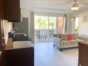 KoolbaaiLuxurious 1 bedroom Apt with pool in Simpson Bay的厨房和带沙发的客厅