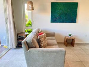 Luxurious 1 bedroom Apt with pool in Simpson Bay的休息区