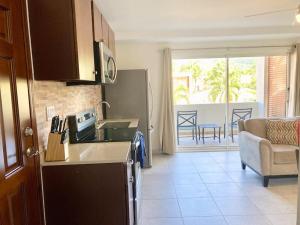 Luxurious 1 bedroom Apt with pool in Simpson Bay的厨房或小厨房