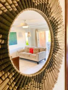 KoolbaaiLuxurious 1 bedroom Apt with pool in Simpson Bay的带沙发和镜子的客厅 更多19张照片