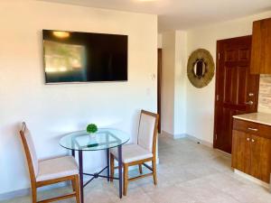 Luxurious 1 bedroom Apt with pool in Simpson Bay的电视和/或娱乐中心