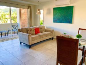 Luxurious 1 bedroom Apt with pool in Simpson Bay的休息区