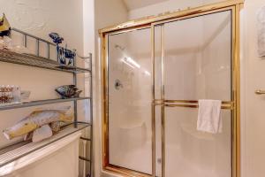 um chuveiro com uma porta de vidro na casa de banho em Riverfront Estate em Florence