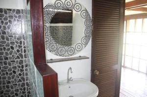 Kúpeľňa v ubytovaní Raiatea Airport Bungalow