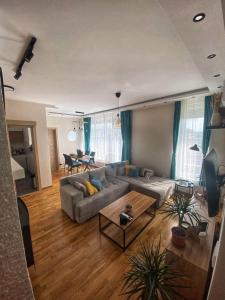 ein Wohnzimmer mit einem Sofa und einem Tisch in der Unterkunft Belgrade Balcony in Belgrad