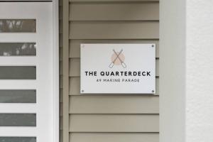 Vottorð, verðlaun, skilti eða annað skjal til sýnis á The Quarterdeck