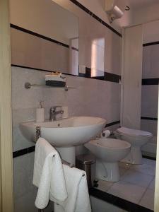 een badkamer met een wastafel en een toilet bij Central Suites Catania in Catania