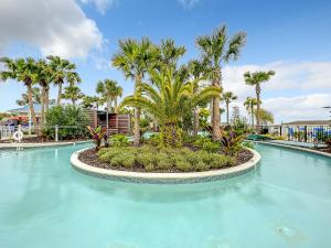 - une grande piscine avec des palmiers dans un complexe dans l'établissement Windsor Island Vacation Pool Home, à Davenport