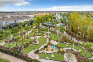 - une vue aérienne sur un parcours de golf dans un complexe dans l'établissement Windsor Island Vacation Pool Home, à Davenport