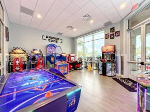 una sala de juegos con juegos de arcade en Windsor Island Vacation Pool Home en Davenport