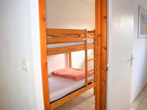 サラヴァにあるMaison Salavas, 3 pièces, 6 personnes - FR-1-382-19の二段ベッド2組が備わる客室です。