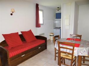 a bedroom with a bed and a table and a kitchen at Maison duplex avec terrasse, piscine chauffée, 6 pers., Vallon-Pont-d'Arc. - FR-1-382-21 in Vallon-Pont-dʼArc