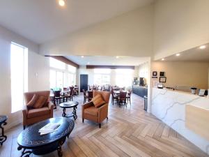 un restaurante con sillas y mesas y un bar en Best Western Salbasgeon Inn & Suites, en Reedsport