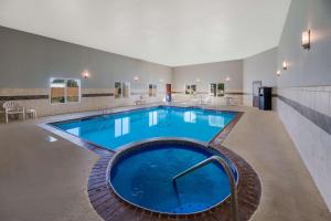 a large swimming pool in a hotel room at Best Western South Plains Inn & Suites in Levelland