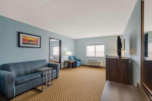 sala de estar con sofá y TV en Best Western South Plains Inn & Suites, en Levelland