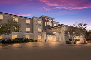 un hotel con un estacionamiento delante de él en Best Western Plus Killeen/Fort Hood Hotel & Suites en Killeen