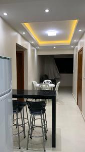 een eetkamer met een zwarte tafel en stoelen bij Encanto da Vila in Morro de São Paulo