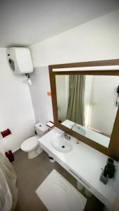 La salle de bains est pourvue d'un lavabo, de toilettes et d'un miroir. dans l'établissement Studio Karukera Love, à Saint-François