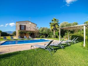 Bazén v ubytování Villa in Muro near Can Picafort Beach nebo v jeho okolí