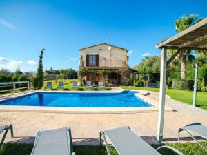 Bazén v ubytování Villa in Muro near Can Picafort Beach nebo v jeho okolí