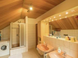Bilik mandi di Ferienwohnung am Waldrand von Bad Grund +32 gambar