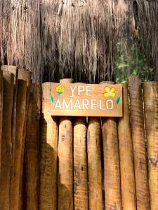 サン・ミゲル・ドス・ミラーグレスにあるSITIO VILLA DA MATAの木塀の上の看板