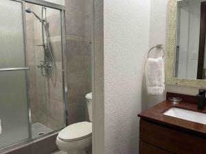 1 bedroom apt with pool in Simpson Bay的一间浴室
