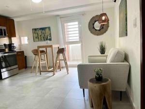 1 bedroom apt with pool in Simpson Bay的厨房或小厨房