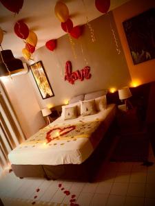 - une chambre avec un lit avec des ballons sur le mur dans l'établissement Studio Karukera Love, à Saint-François