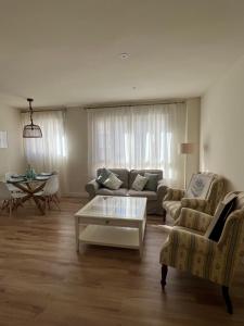 uma sala de estar com um sofá e uma mesa de centro em Apartamento Córboba Centro em Córdoba