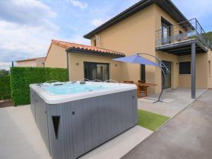 una vasca idromassaggio nel cortile di una casa di Villa 4 Suites avec Spa de Nage, Terrasse et Clim - Proche Centre Ruoms - FR-1-382-149 a Ruoms
