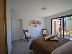 1 dormitorio con 1 cama, mesa y sillas en Maison Ruoms, 5 pièces, 8 personnes - FR-1-382-149, en Ruoms