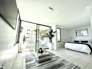 een slaapkamer met een bed en een groot raam bij La Serena - Departamento Frente al Mar in La Serena