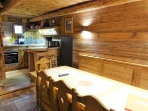 a dining room with a table and a kitchen at Chalet cosy 3-4 pers, idéalement situé, à 500m des pistes et 100m des commerces - FR-1-342-220 in Beaufort