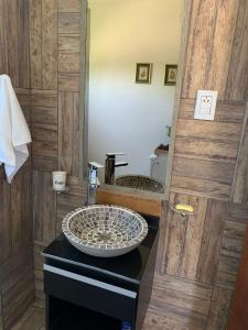 La salle de bains est pourvue d'un lavabo et d'un miroir. dans l'établissement Hidden Twins Cabañas de montaña Cacheuta, à Cacheuta