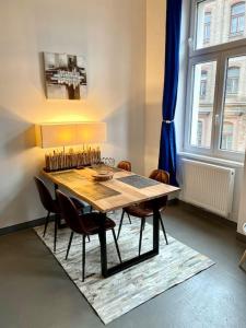 a dining room with a wooden table and chairs at Sehr Zentrale Wohnung-Loftstyle- in Vienna