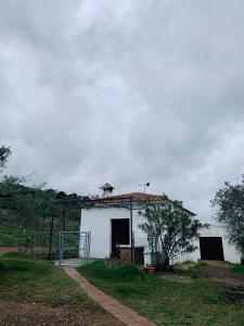 een wit gebouw met een dak erop bij Casa rural Arroyo Marco in Guadalcanal