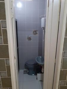 a bathroom with a blue toilet and a sink at Casa de Lençóis in Lençóis