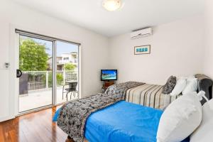 Un pat sau paturi într-o cameră la Cowes Family Retreat
