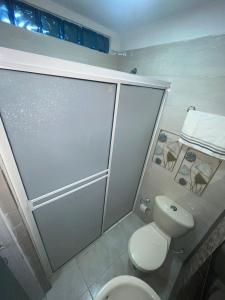 y baño con aseo y cabina de ducha. en Casa Rebecca 39-41, en Cartagena de Indias