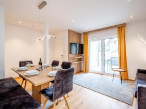 jadalnia ze stołem i krzesłami w obiekcie Ski Nature Apartment Lungau Top 2 w mieście Mauterndorf