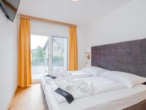 sypialnia z 2 łóżkami i dużym oknem w obiekcie Ski Nature Apartment Lungau Top 2 w mieście Mauterndorf