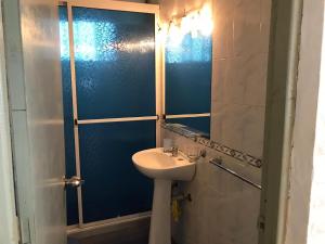 uma casa de banho com um lavatório e um espelho em Complejo 421 em Piriápolis