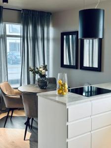 凱夫拉維克的住宿－Elegant apartment in Keflavík，厨房配有水槽和1张带水果碗的桌子