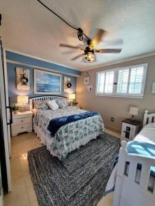 Schlafzimmer mit einem Bett und einem Deckenventilator in der Unterkunft Luxury Waterfront Dockside Escape! Walk to Beach! in Clearwater Beach