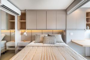 een slaapkamer met een bed en witte kasten bij FO24 - Studio de Luxo ao Lado do Shopping Frei Caneca in Sao Paulo
