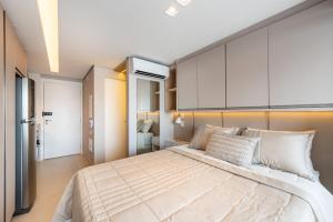 1 dormitorio con 1 cama grande y armarios blancos en FO24 - Studio de Luxo ao Lado do Shopping Frei Caneca, en São Paulo