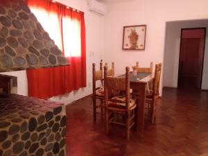 卡洛斯帕斯的住宿－La Casa de la Parra，一间带桌椅的用餐室